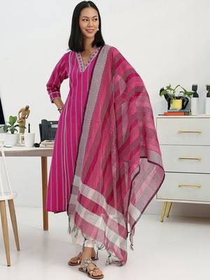 women printed regular thread work kurta with trousers & with dupatta 1