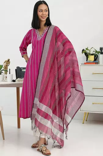 women printed regular thread work kurta with trousers & with dupatta
