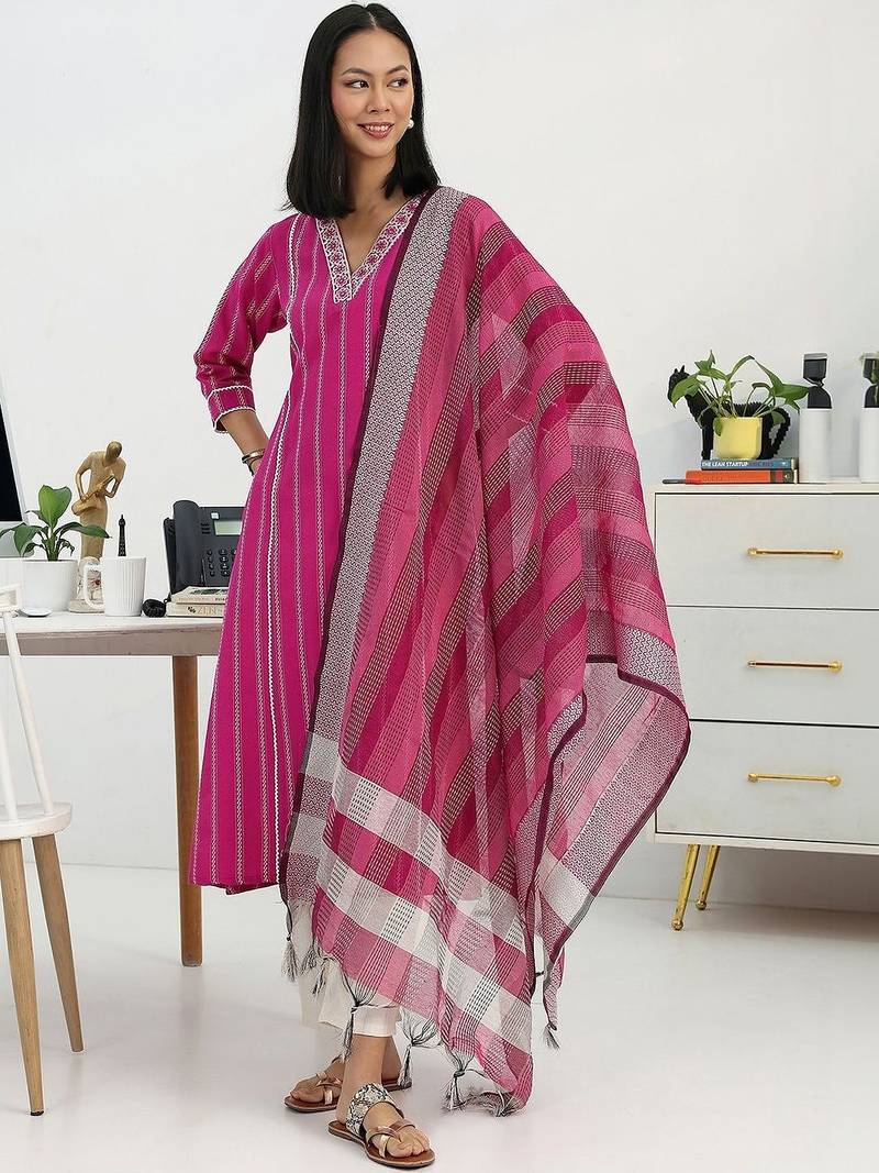 women printed regular thread work kurta with trousers & with dupatta
