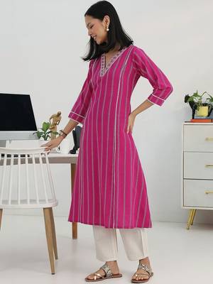 women printed regular thread work kurta with trousers & with dupatta 3