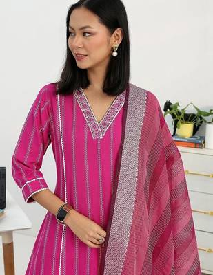women printed regular thread work kurta with trousers & with dupatta 4