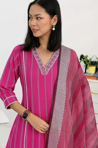 women printed regular thread work kurta with trousers & with dupatta