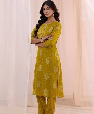 women ethnic motifs printed regular kurta with trousers & with dupatta 2
