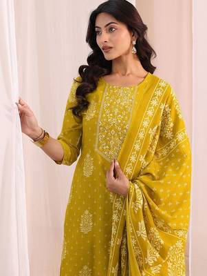 women ethnic motifs printed regular kurta with trousers & with dupatta 4