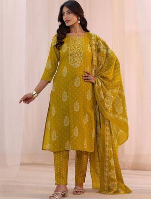 women ethnic motifs printed regular kurta with trousers & with dupatta 6
