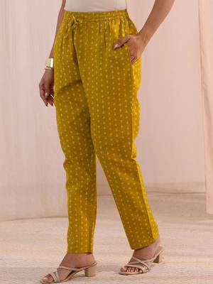 women ethnic motifs printed regular kurta with trousers & with dupatta 7