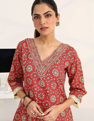 women ethnic motifs printed regular cotton blend kurta with trousers & with dupatta 2