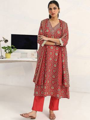women ethnic motifs printed regular cotton blend kurta with trousers & with dupatta 7