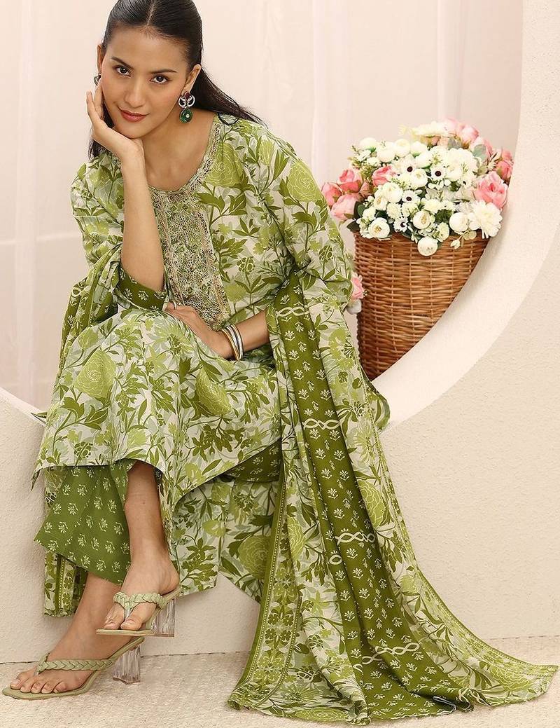 women floral printed regular thread work kurta with trousers & with dupatta