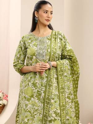 women floral printed regular thread work kurta with trousers & with dupatta 2