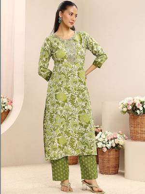 women floral printed regular thread work kurta with trousers & with dupatta 3