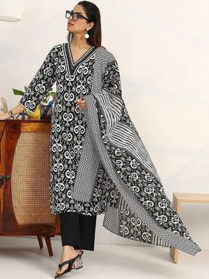 women ethnic motifs printed regular thread work kurta with trousers & with dupatta 1