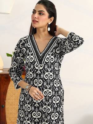 women ethnic motifs printed regular thread work kurta with trousers & with dupatta 5