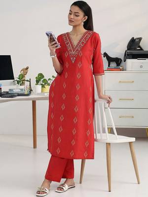 women ethnic motifs printed regular thread work kurta with trousers 1