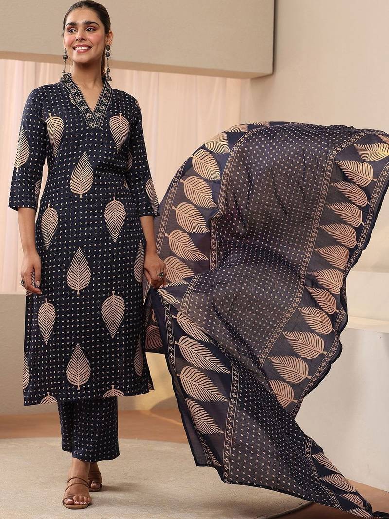 women floral printed regular kurta with trousers & with dupatta