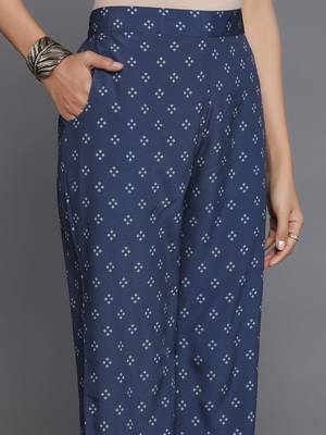 women ethnic motifs printed regular kurta with trousers 3