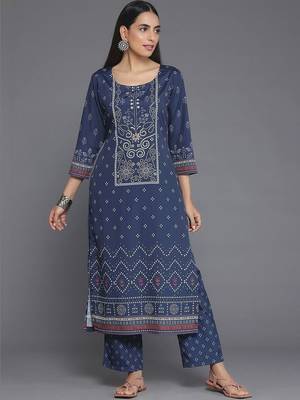 women ethnic motifs printed regular kurta with trousers 4