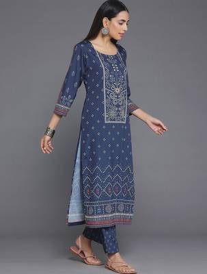 women ethnic motifs printed regular kurta with trousers 5