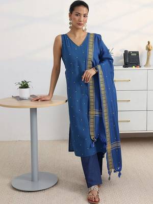 women ethnic motifs embroidered regular thread work kurta with trousers & with dupatta 1
