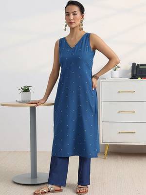 women ethnic motifs embroidered regular thread work kurta with trousers & with dupatta 3