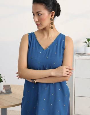 women ethnic motifs embroidered regular thread work kurta with trousers & with dupatta 4