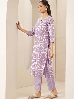 women floral printed regular thread work kurta with trousers & with dupatta 3