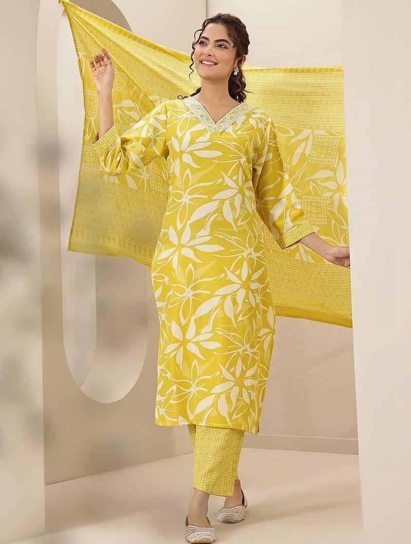 women floral printed regular thread work kurta with trousers & with dupatta