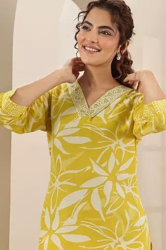women floral printed regular thread work kurta with trousers & with dupatta