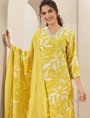 women floral printed regular thread work kurta with trousers & with dupatta 3