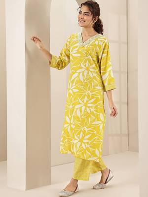 women floral printed regular thread work kurta with trousers & with dupatta 4