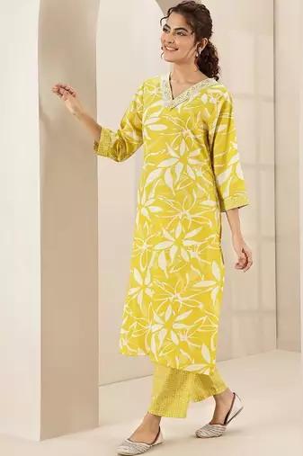 women floral printed regular thread work kurta with trousers & with dupatta