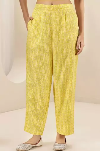 women floral printed regular thread work kurta with trousers & with dupatta