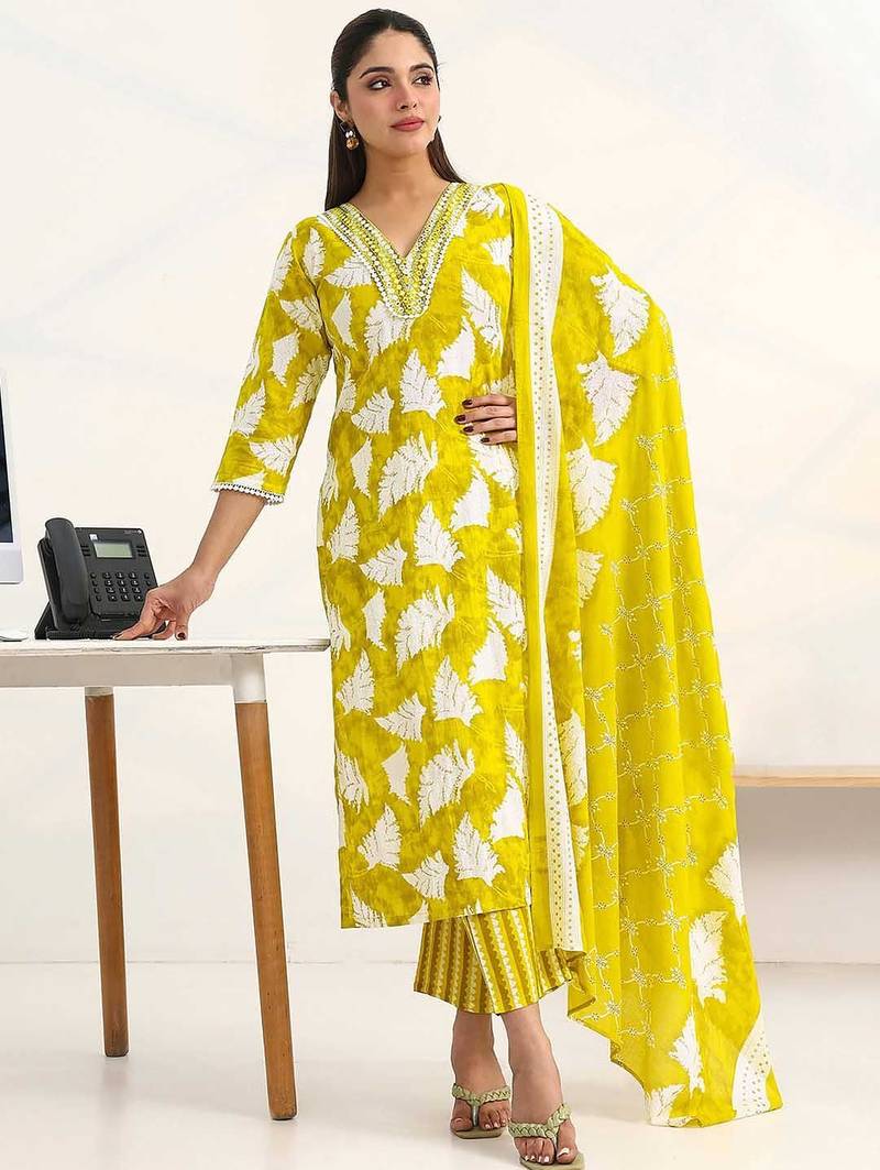 women ethnic motifs printed regular cotton blend kurta with trousers & with dupatta