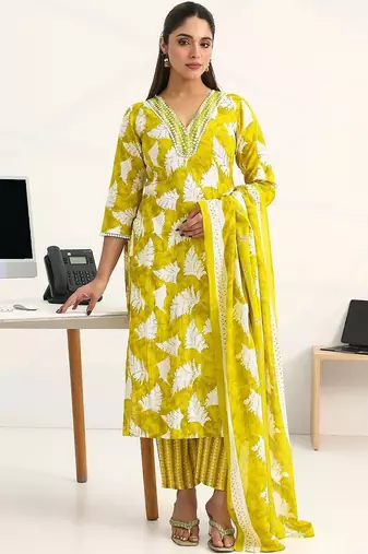 women ethnic motifs printed regular cotton blend kurta with trousers & with dupatta