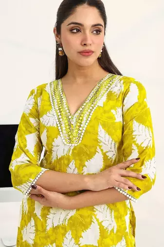 women ethnic motifs printed regular cotton blend kurta with trousers & with dupatta