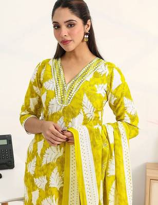 women ethnic motifs printed regular cotton blend kurta with trousers & with dupatta 5