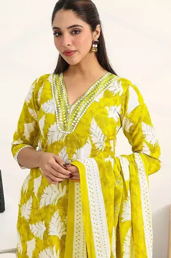 women ethnic motifs printed regular cotton blend kurta with trousers & with dupatta