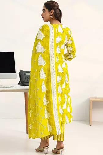 women ethnic motifs printed regular cotton blend kurta with trousers & with dupatta
