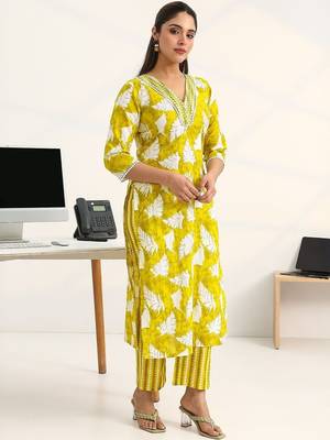 women ethnic motifs printed regular cotton blend kurta with trousers & with dupatta 7