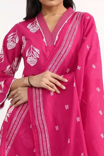 women floral printed regular cotton blend kurta with palazzos & with dupatta