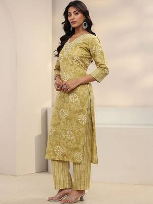 women ethnic motifs printed regular thread work kurta with trousers & with dupatta 3