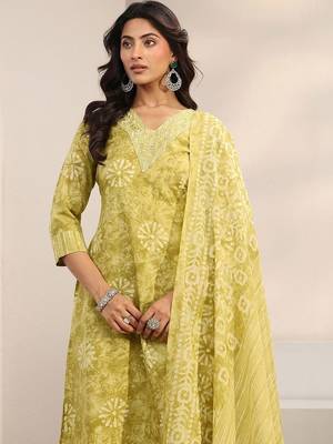 women ethnic motifs printed regular thread work kurta with trousers & with dupatta 4