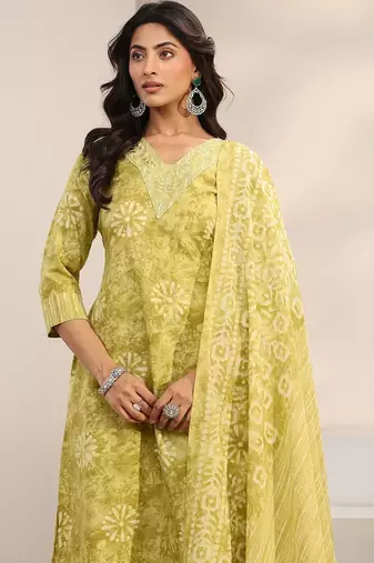 women ethnic motifs printed regular thread work kurta with trousers & with dupatta