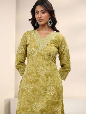 women ethnic motifs printed regular thread work kurta with trousers & with dupatta 7
