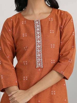 women ethnic motifs printed regular thread work kurta with trousers 2