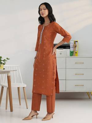 women ethnic motifs printed regular thread work kurta with trousers 3