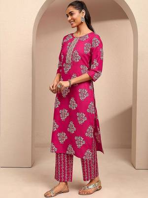 women floral printed regular thread work kurta with trousers & with dupatta 3