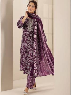 women floral printed regular thread work kurta with trousers & with dupatta 1