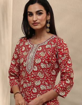 women floral printed regular thread work kurta with trousers & with dupatta 5