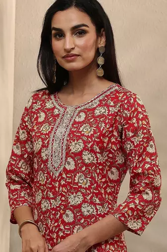 women floral printed regular thread work kurta with trousers & with dupatta